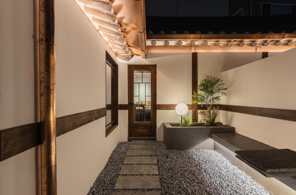 Seochon Apartment | Luxury Hanok Stay Warm Hearth - West