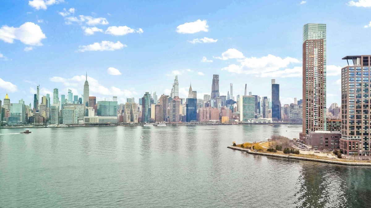 Greenpoint Apartment | Luxury High Rise with Stunning Manhattan Views