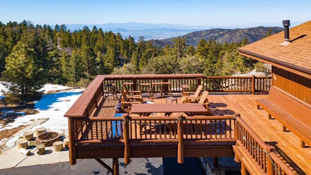 Pine Cove Cabin | Luxury Hilltop Log Cabin On 4.5 Acres. Panoramic Views and Pet Friendly