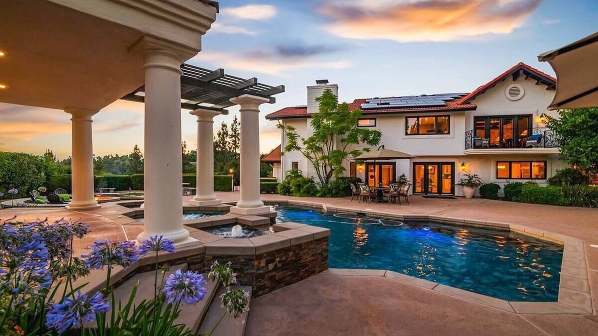 Felicita House | Luxury Hilltop Estate:Game Room/VolleyBall/Pool/Hot Tub!