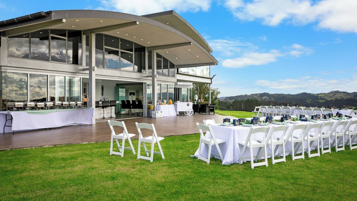 Waiwera Villa | Luxury Hilltop Villa with Breathtaking Views- Perfect for Family Stays & Events