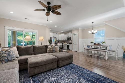 Spanish Wells House | Luxury Hilton Head Villa Getaway 4BR 3 Full BA 1 Half BA Beach Essentials Included