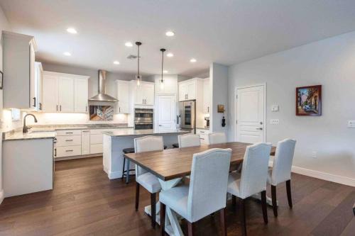 North Hyde Park House | Luxury Home - 1mile to Hyde Park Village