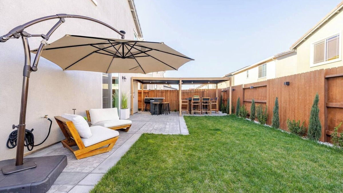 Sacramento House | Luxury Home 4 bed 3 Bath Retreat Family-Friendly