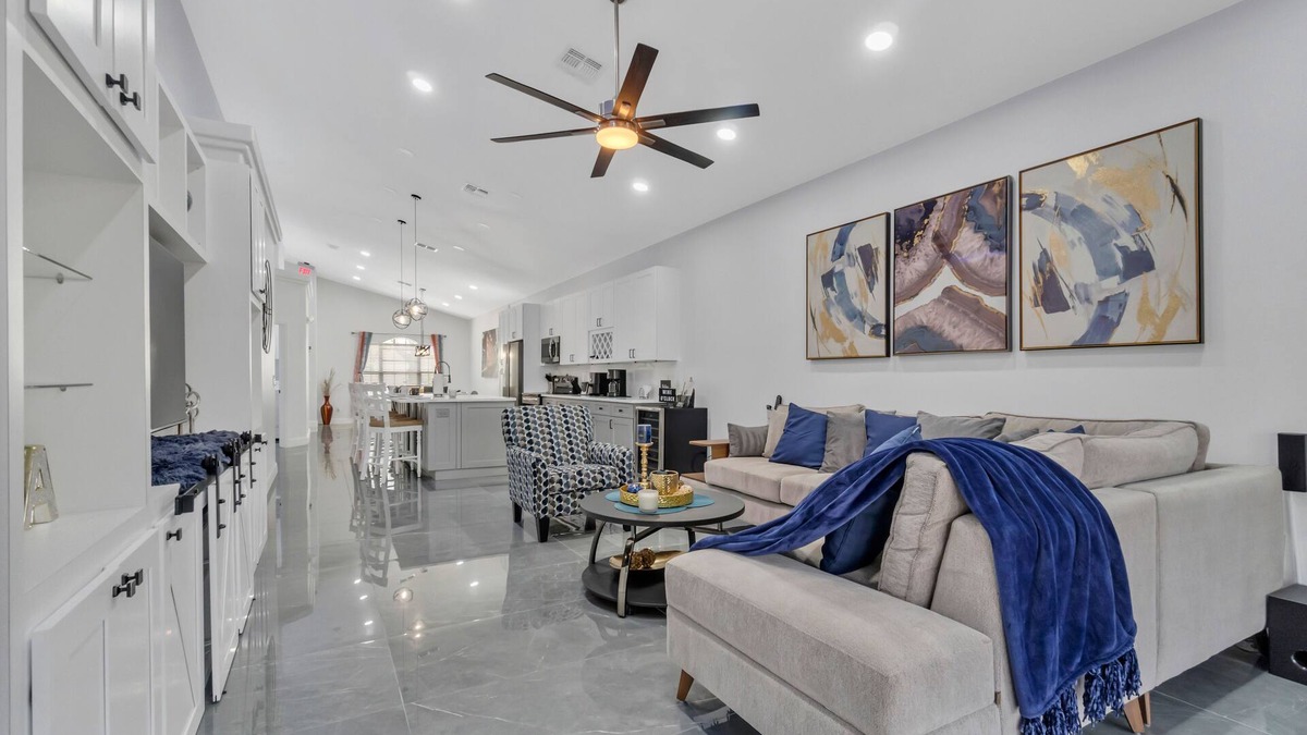 Davenport House | LUXURY HOME! 4BEDS/3B. PRIVATE POOL!