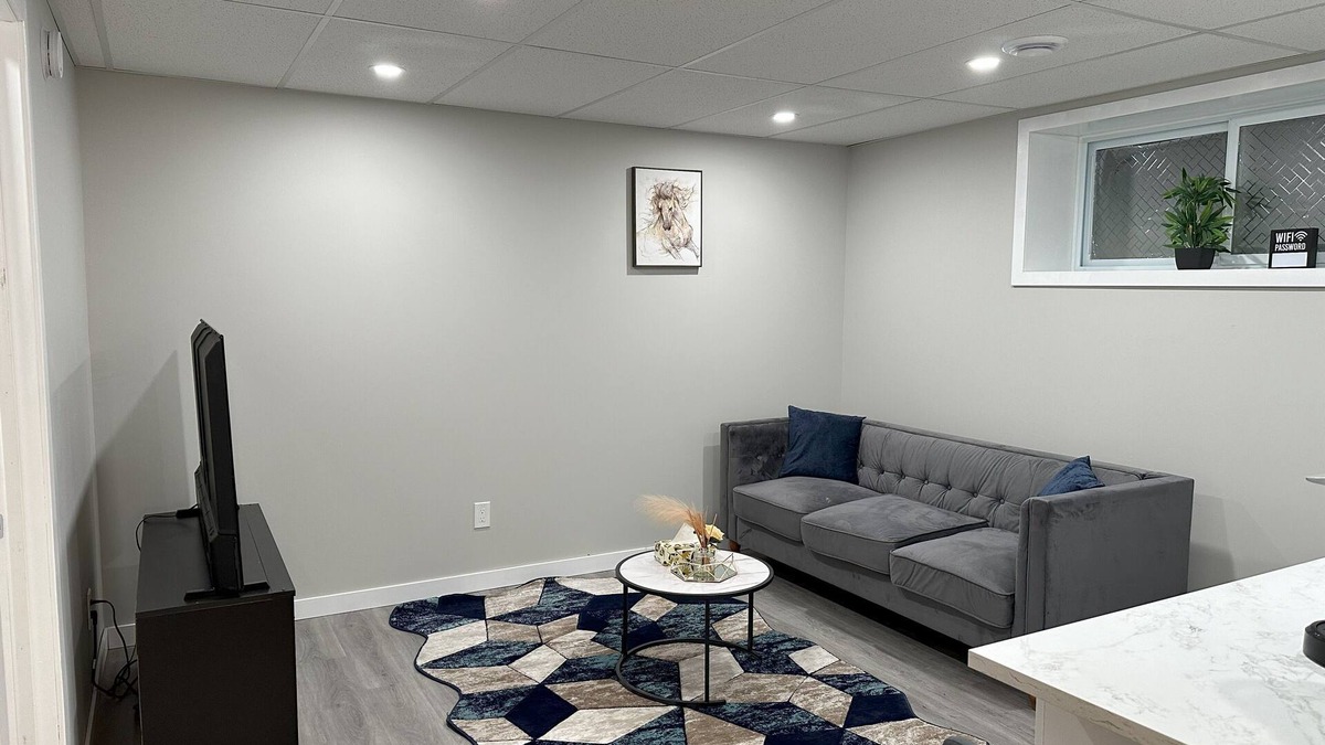 Transcona House | Luxury: Home Away from Home with Private Entrance