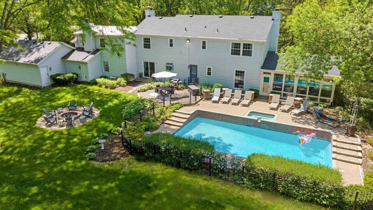 Fox Valley House | Luxury Home: Heated Pool (Still Open!), Hot Tub, 4 Kings, Near Chicago