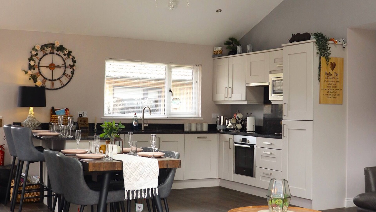 Otterburn House | Luxury Home Hot Tub, Outdoor Dining & Hot Tub