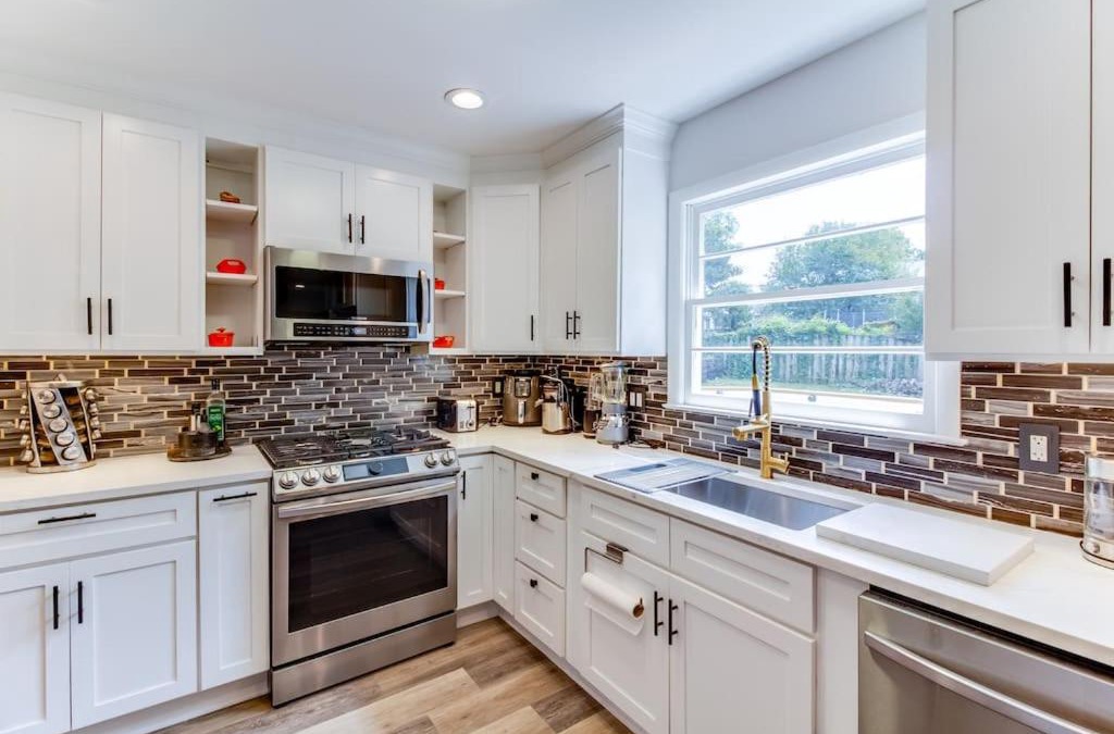 Dunn Loring House | Luxury Home in Heart of Vienna w/ huge backyard