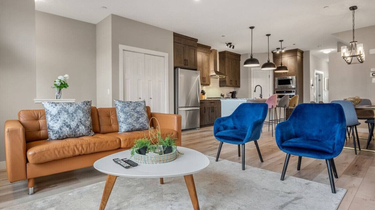Calgary House | Luxury Home|Mins to Airport|3Bed| 2Tvs