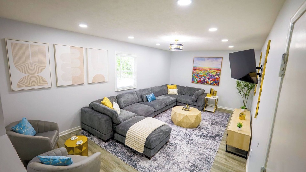 Cuyahoga Falls House | Luxury Home near Blossom, CVNP, Ski Resort
