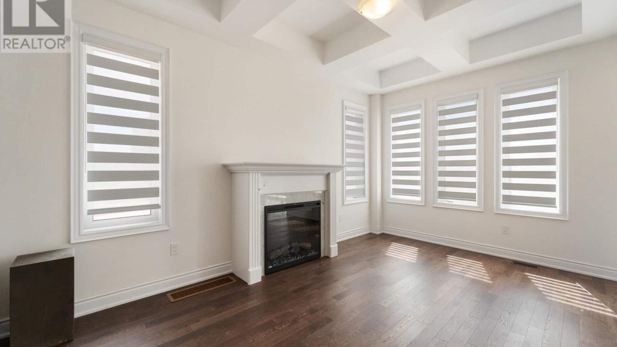 Oakville House | Luxury HOME OASIS in OAKVILLE! 3 storey townhome. upgraded appliances Sleeps 10.