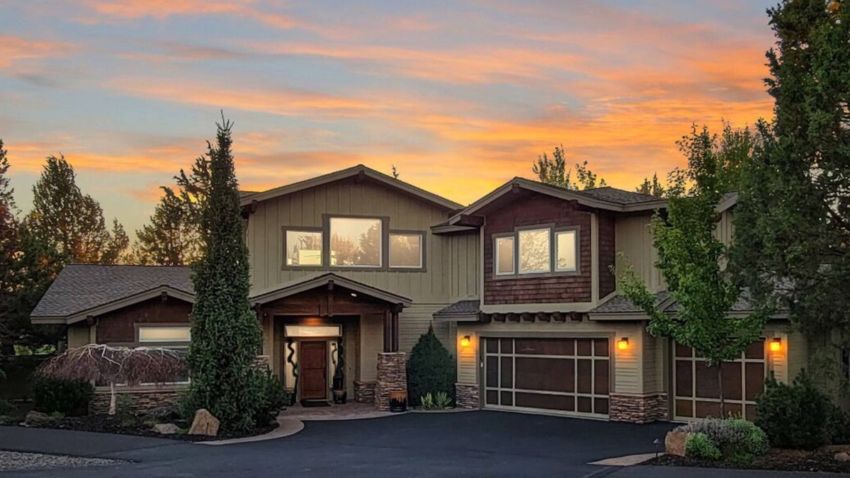 Redmond House | Luxury Home- On the Golf Course w/Private Hot Tub