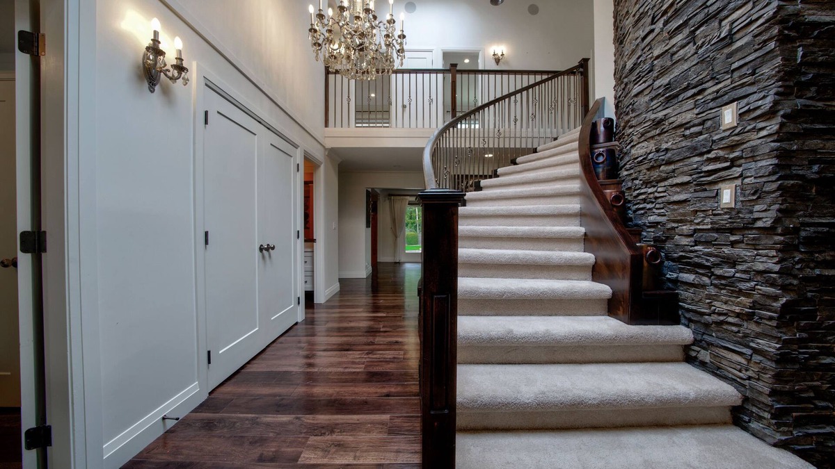 Surrey House | Luxury Home, Sleeps 18, AC, Hot Tub, Pool Table, Basket ball court