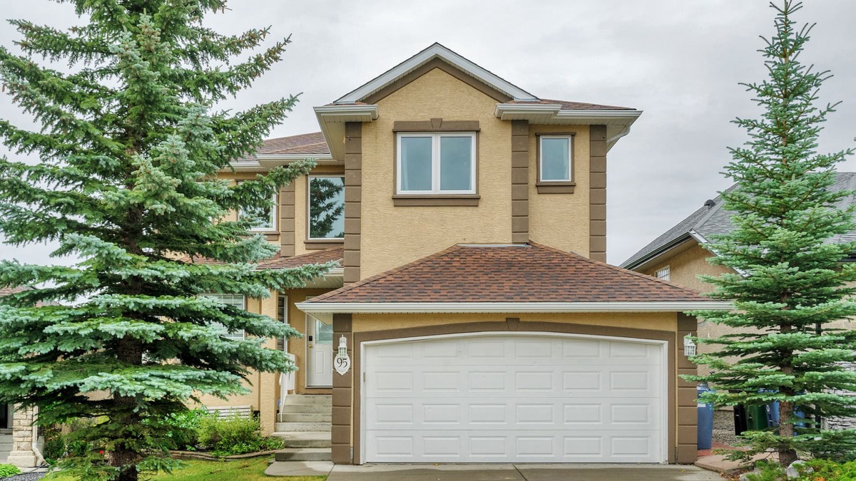 Edgemont House | Luxury Home! w/King [Home Theatre] BBQ {Jacuzzi}