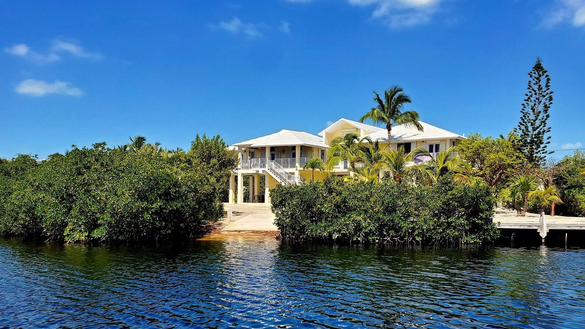 Winston Waterways House | LUXURY HOME, WATERFRONT, 5 MINS FROM OCEAN, 80FT DOCK, HOT TUB, GOURMET KITCHENT