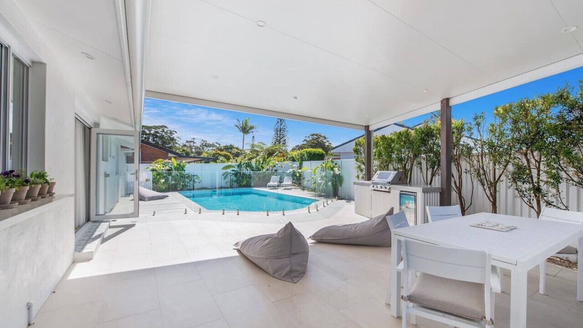 Burleigh Waters House | Luxury home with pool in Burleigh Waters