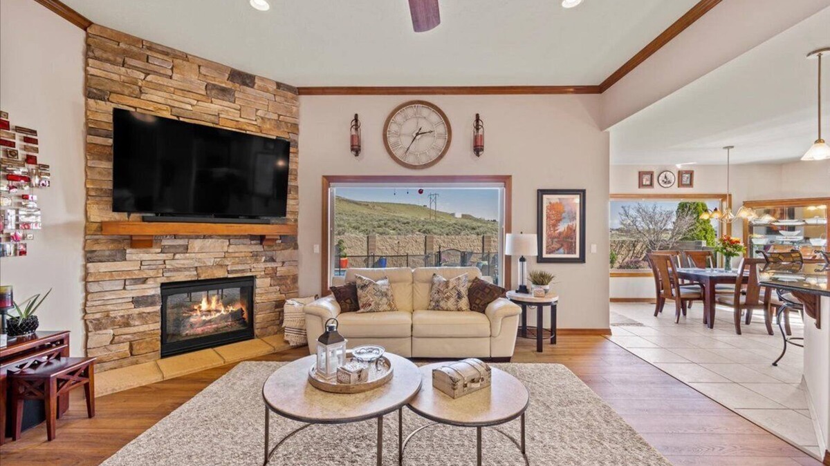 South Richland House | Luxury home with Pool, Mt. views, Hiking/biking trails out the door