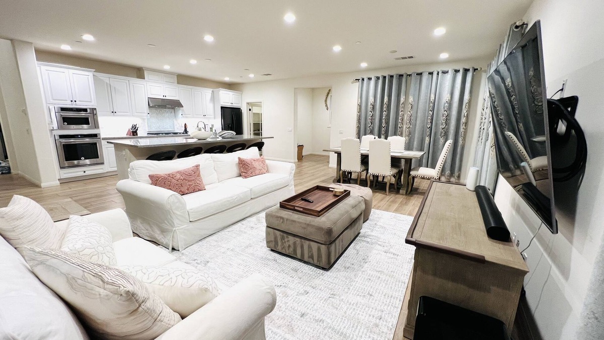 Santa Barbara House | Luxury Home with Community Pool Spa 5 Mins to UCSB