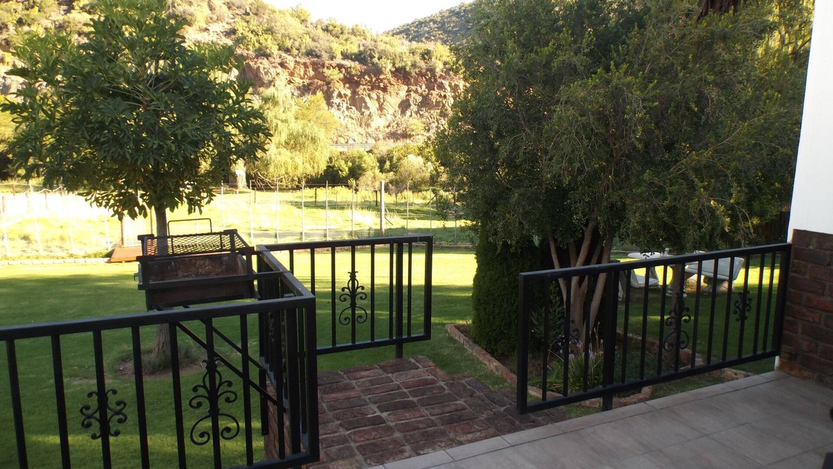Schoemanshoek Cabin | Luxury Honeymoon waterfront Cabin Mountain View 1 & Restaurant