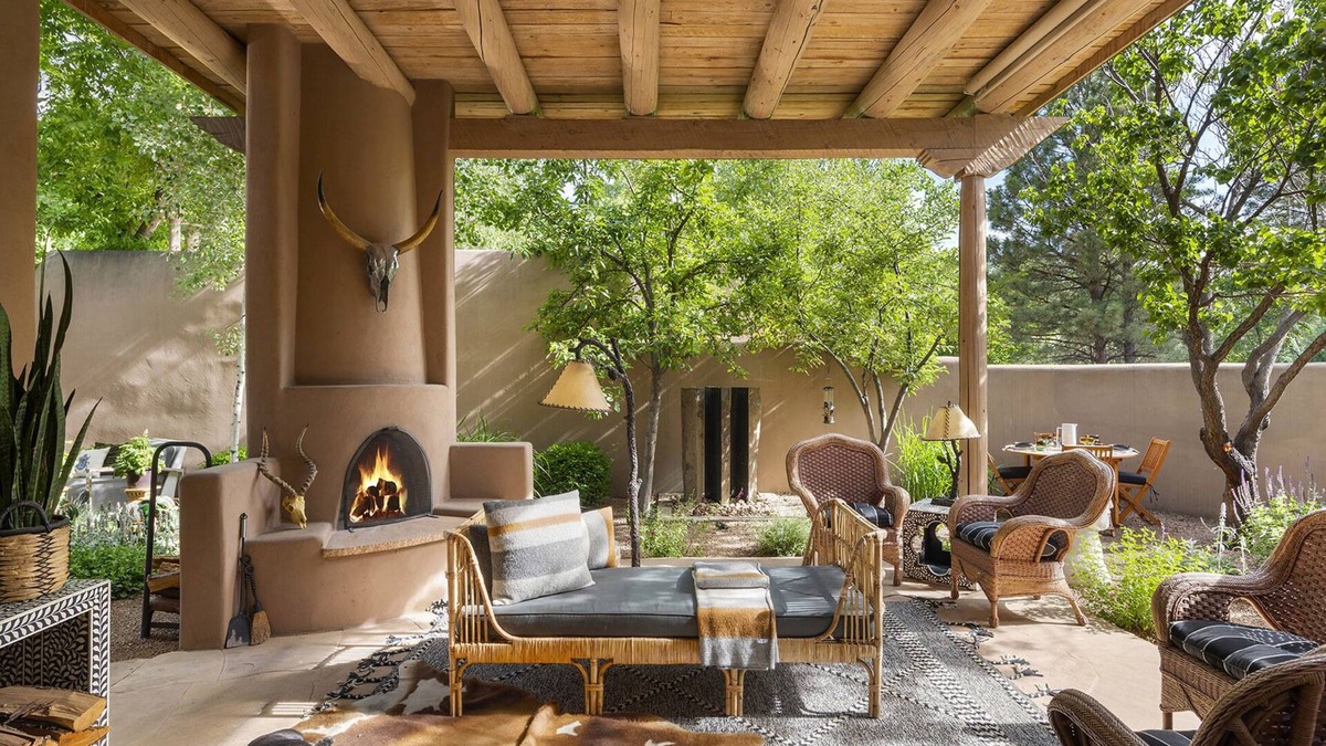 Historic Eastside House | Luxury | Hot Tub | Walk to Canyon Rd | Scenic Santa Fe River | Two Masters