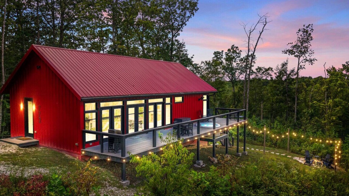 Campton Apartment | Luxury/Hot-Tub/WiFi - A Red River Barnhouse