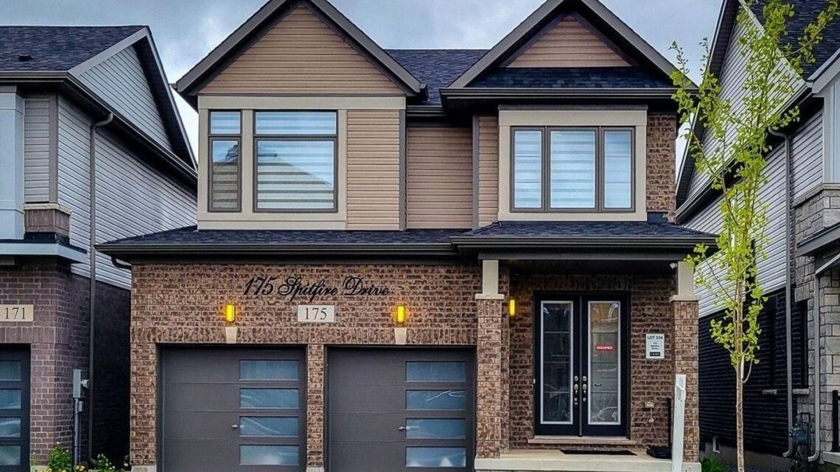 Mount Hope House | Luxury House in Hamilton, Next to John C. Munro Hamilton Airport.