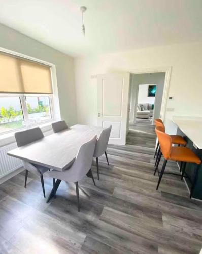 Newbridge Villa | Luxury House Newbridge Kildare - 3 double bedrooms - sleeps 6 - 25 minute train Dublin City Centre