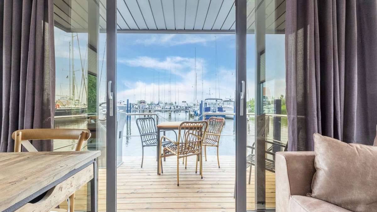 Volendam Boat Rental | Luxury houseboat in Volendam marina