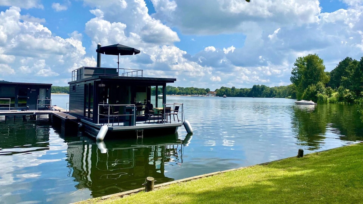 Middelaar Boat Rental | Luxury Houseboat on the Mookerplas