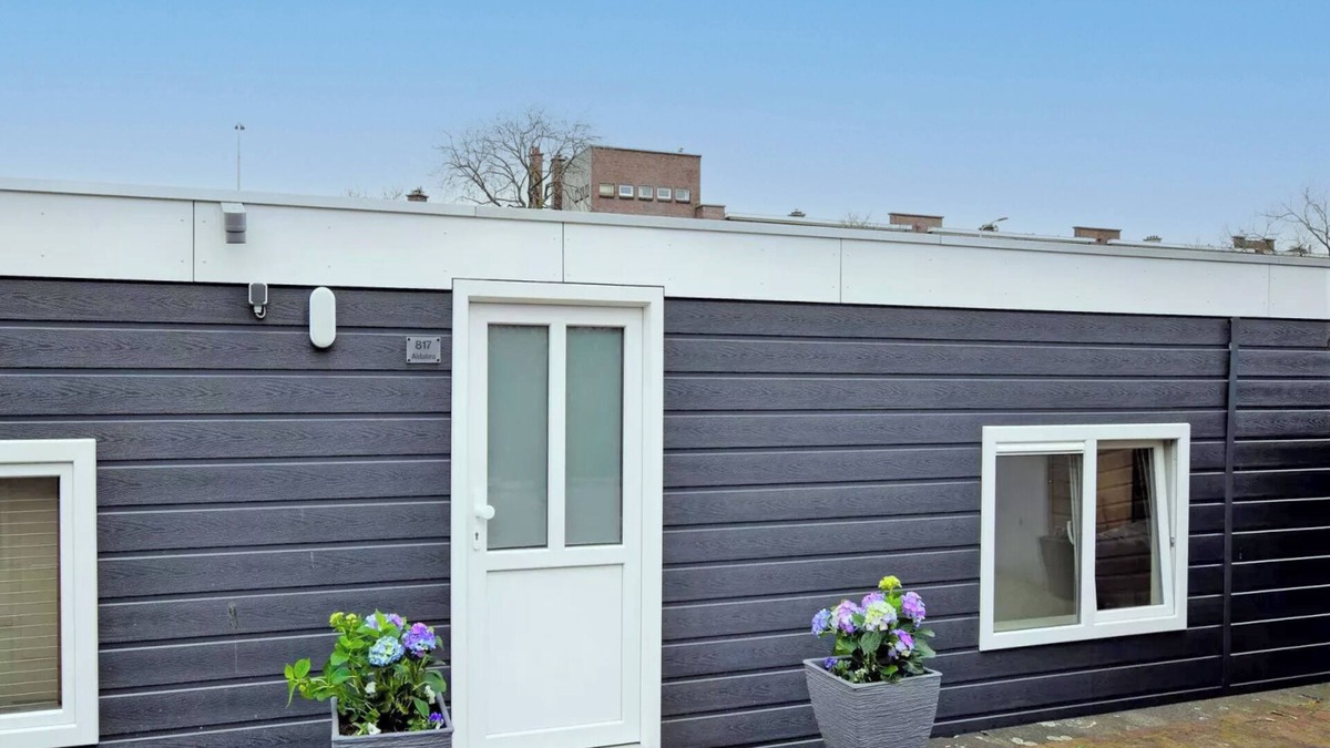 Escamp Boat Rental | Luxury houseboat with a hot tub