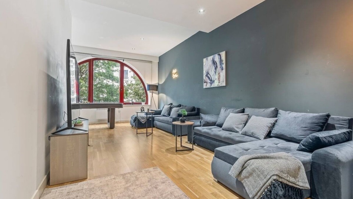 Leeds City Center Apartment | Luxury in Leeds - Sleeps 9 - Pool & Tennis Tables