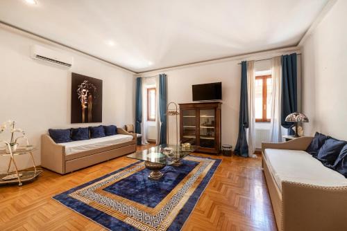 Rione III Colonna Apartment | Luxury in Rome Panoramic terrace Fontana di Trevi