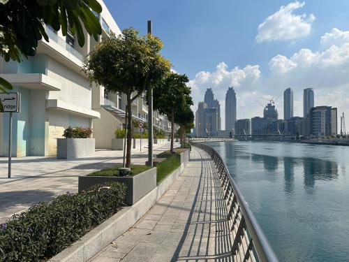 Al Safa Apartment | Luxury Jumeirah canal front designer stay sleeps4