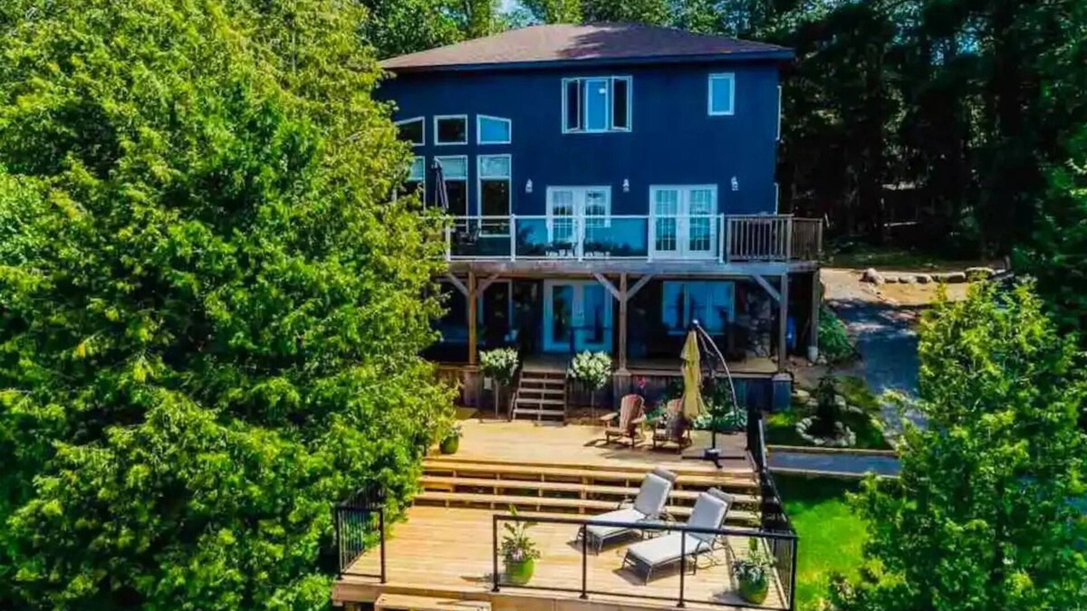 Faraday Cottage | Luxury Kawartha/Haliburton Cottage - 5 bdrms hot tub right on the lake sleeps 12