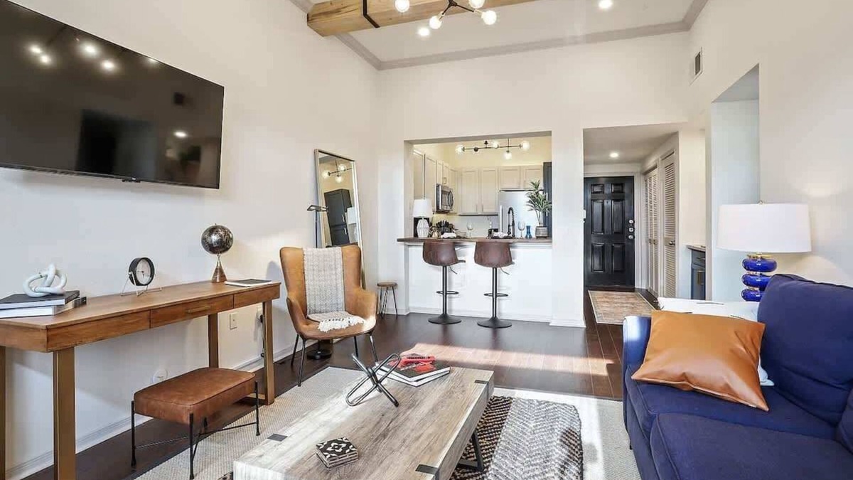 Mid City South Condo | Luxury King bed condo w/pool gym and free parking