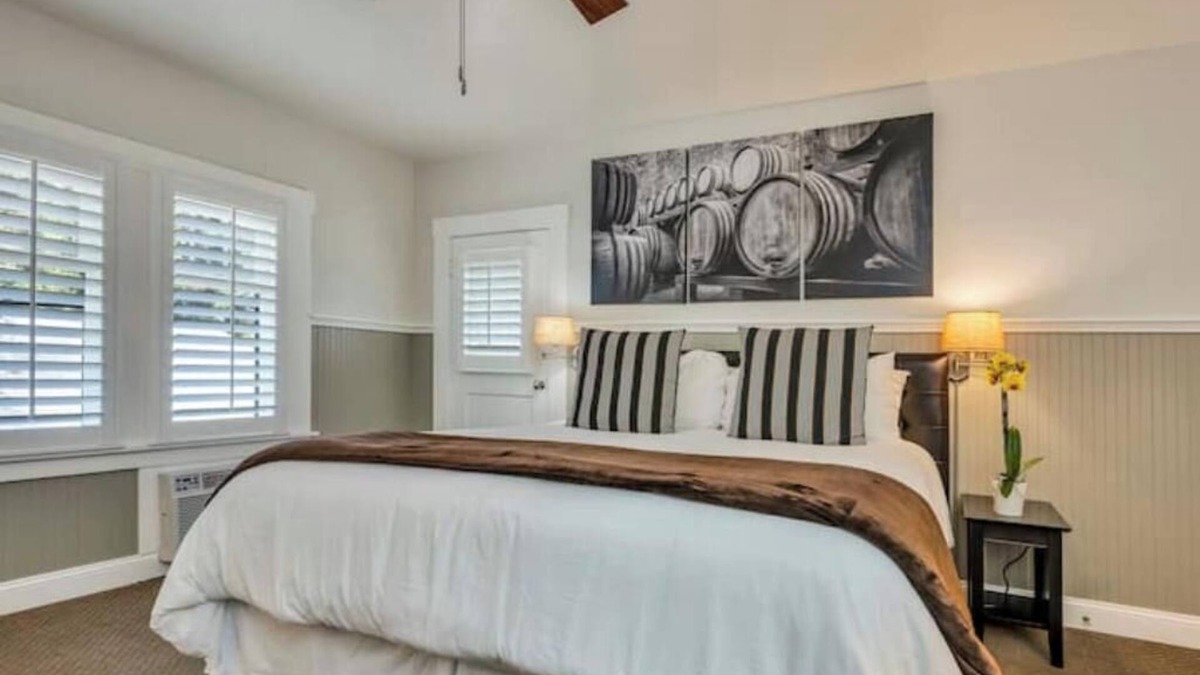 Calistoga Hotel | Luxury King Room with Jetted bath, Small Private Deck. Walk to Calistoga Spas