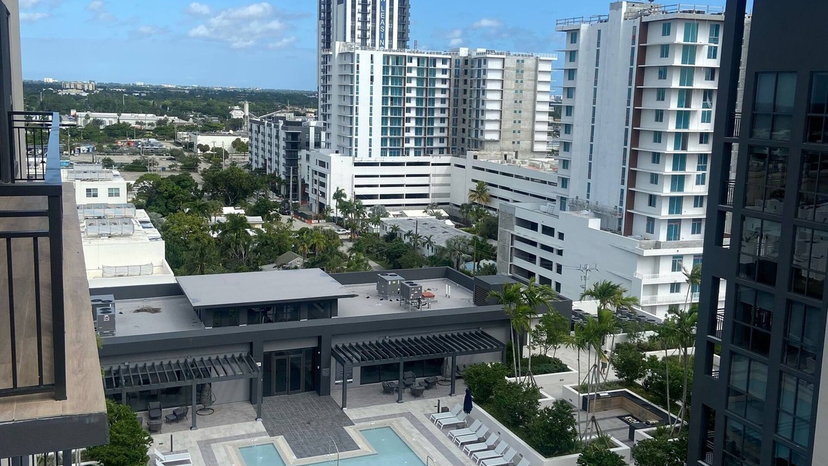 Flagler Village Apartment | Luxury king Suite Near Las Olas, Wi-Fi, Views, High Ceilings, & Balcony
