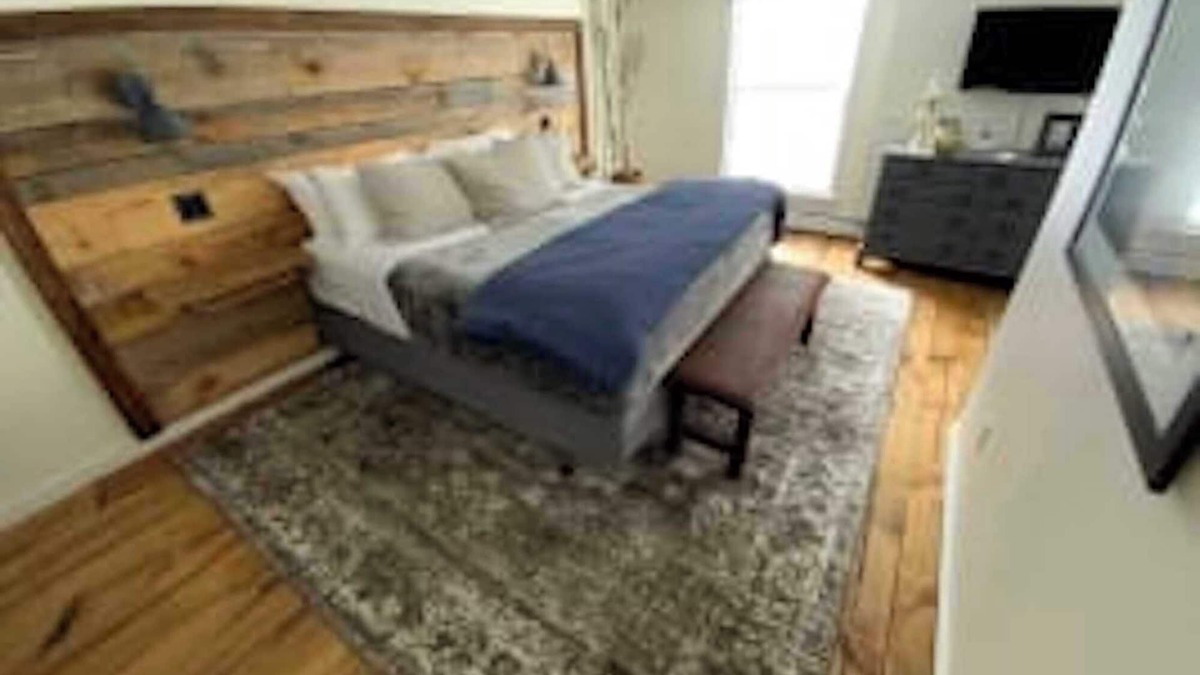 West Dover Resort | Luxury King Suite, Living Room w/sofa bed and jacuzzi tub