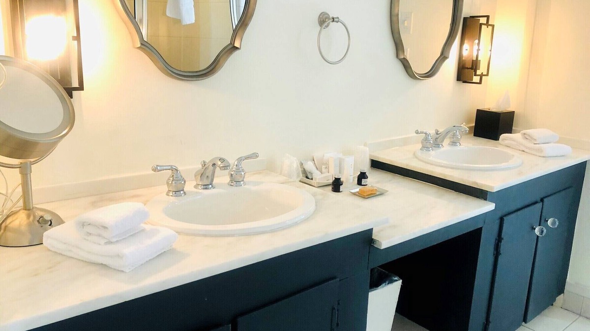 West Dover Resort | Luxury King w/balcony, accessible