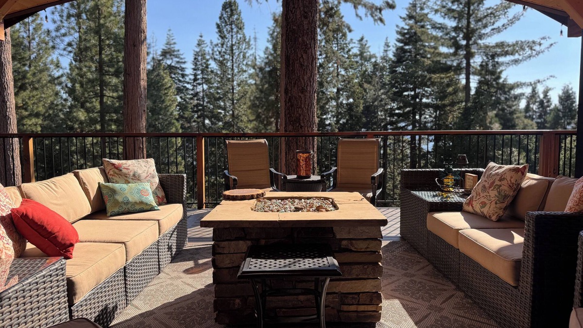Lake Almanor Country Club Apartment | Luxury Lake Almanor Cabin Covered Deck & Views