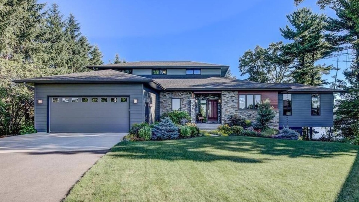 Chippewa Falls House | Luxury Lake Home on Lake Wissota