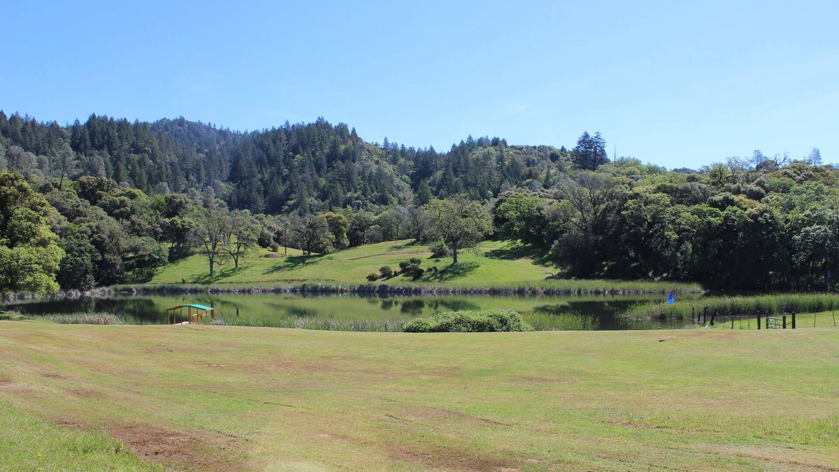Dos Rios House | Luxury Lake Suite 9 Hole & Disc Golf with Hot Tub, Views, Large Patios.
