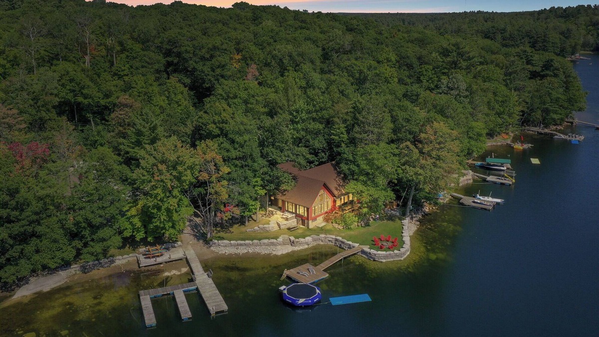 Trent Lakes Cottage | Luxury Lakefront Cottage Retreat | Hot Tub Sauna Sleeps 18