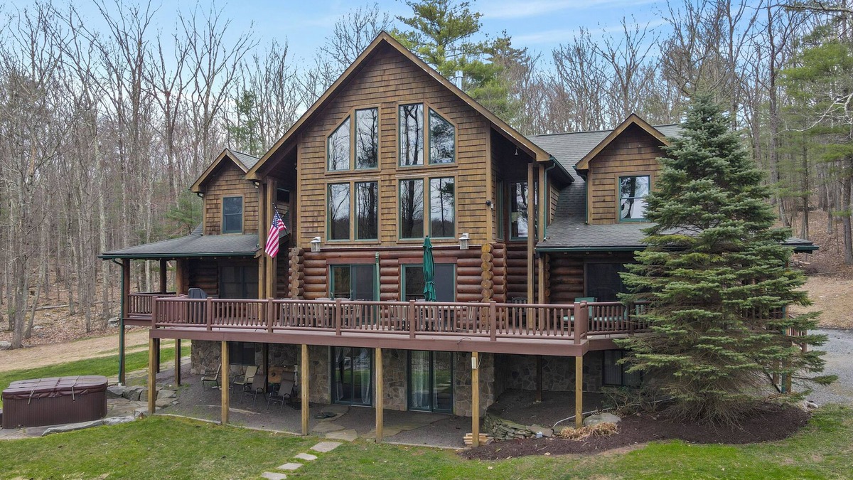 White Mills Cabin | Luxury Lakefront Custom Log Home. Perfect for Ski Trips & Getaways!
