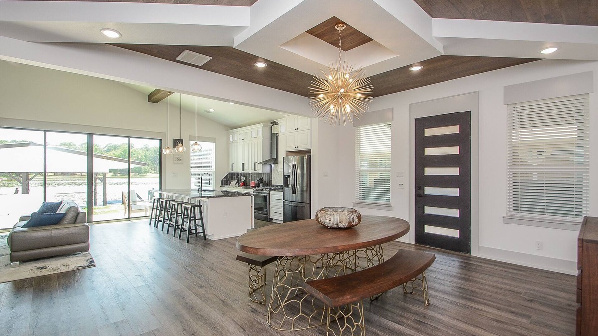 Willis House | Luxury Lakefront Home with Boat dock and Kayaks