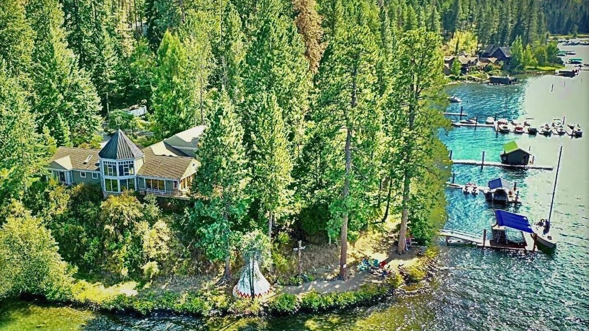 Coeur d'Alene House | +Luxury Lakefront for 12+ Private Beach & Dock, Huge GameRoom & Indoor Koi Pond!
