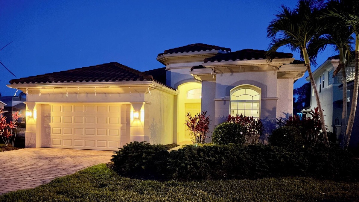 Naples Villa | Luxury lakefront villa in gated community