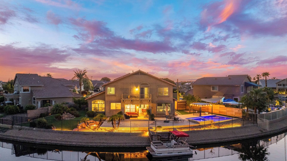 Mohawk HOA House | Luxury Lakehouse, Putting Green, Heated Pool with Sunken bar