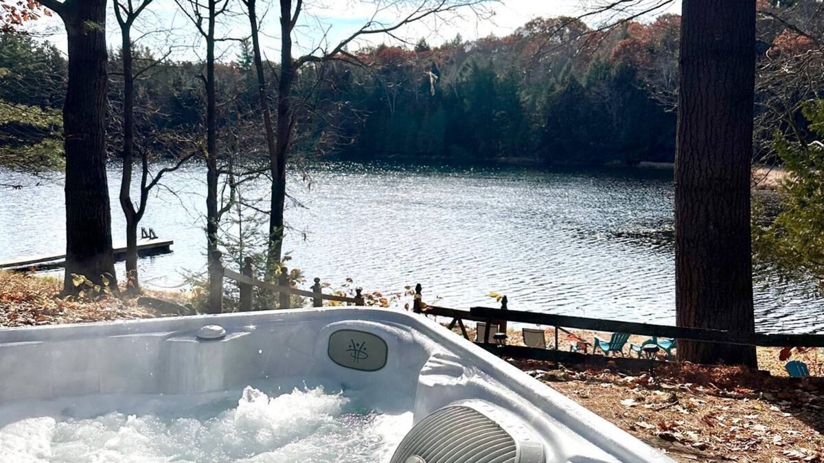 Apsley House | Luxury lakeside retreat available all year round!